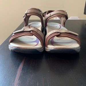 Gently used ABEO Goleta post women’s sandals